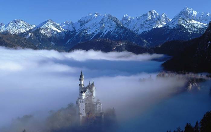 Широкоформатные обои Замок Нойшванштайн, Замок в пелене тумана