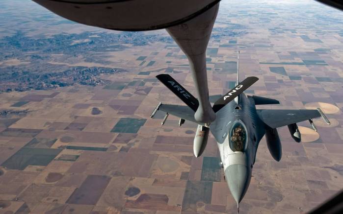 Широкоформатные обои F16 заправляется, Заправка F16 в воздухе