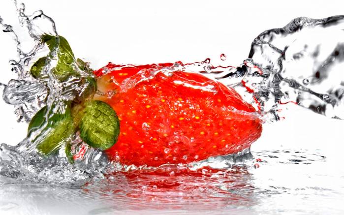 Широкоформатные обои Свежая клубничка, Клубника и брызги воды