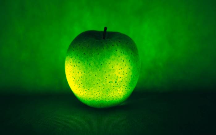Широкоформатные обои Яблоко в свете, Зеленое яблоко в мягком свете