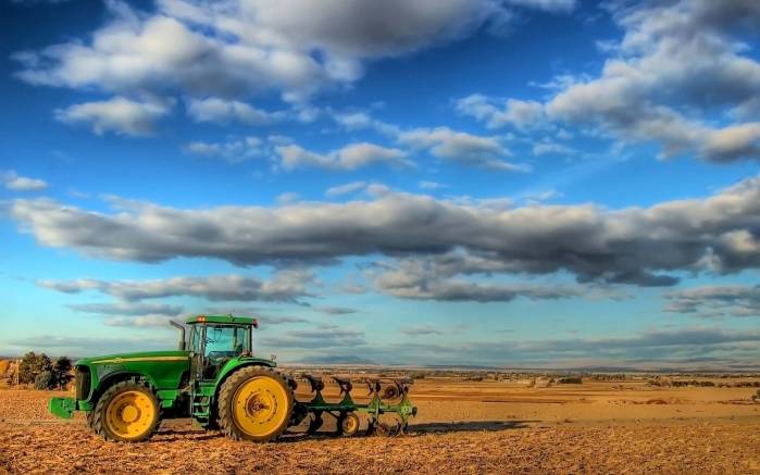Широкоформатные обои Трактор в поле, Зеленый трактор на поле
