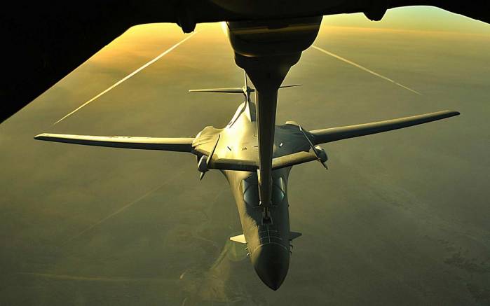 Широкоформатные обои Заправка B1, Заправка B1 в воздухе