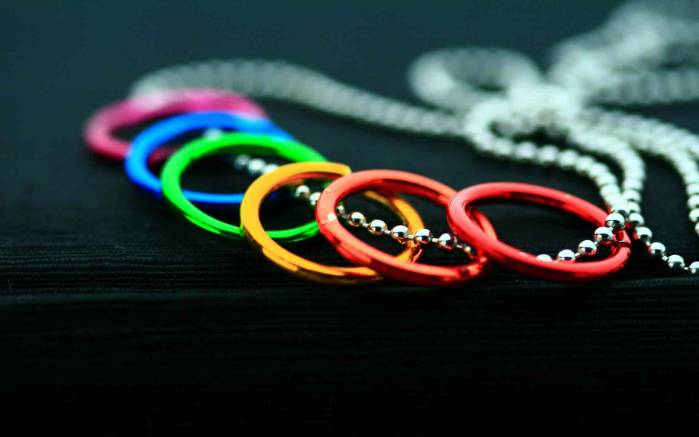 Широкоформатные обои Кольца, Разноцветные кольца на цепочке