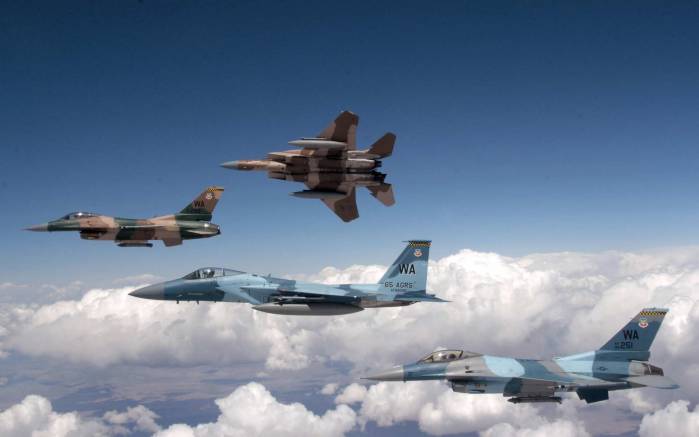 Широкоформатные обои F15 и F16 в небе, Самолеты F15 и F16