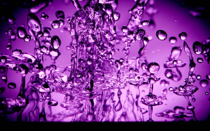 Широкоформатные обои Фиолетовые капли, Фотография воды в фиолетовом тоне