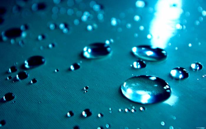 Широкоформатные обои Капельки воды, Водяные капли на голубом