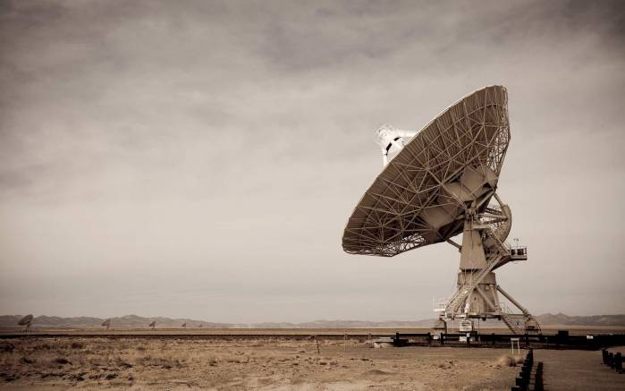 Широкоформатные обои Огромная спутниковая тарелка, Спутниковая тарелка в пустыне