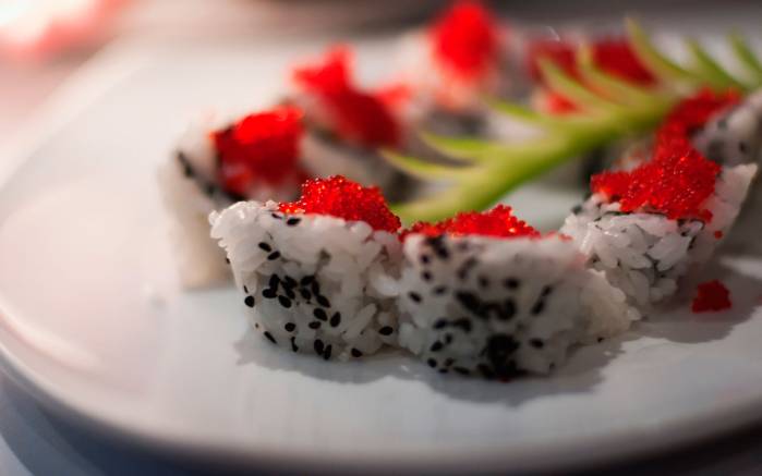 Широкоформатные обои Вкусные суши, Суши на тарелке с красивым сочетанием цветов