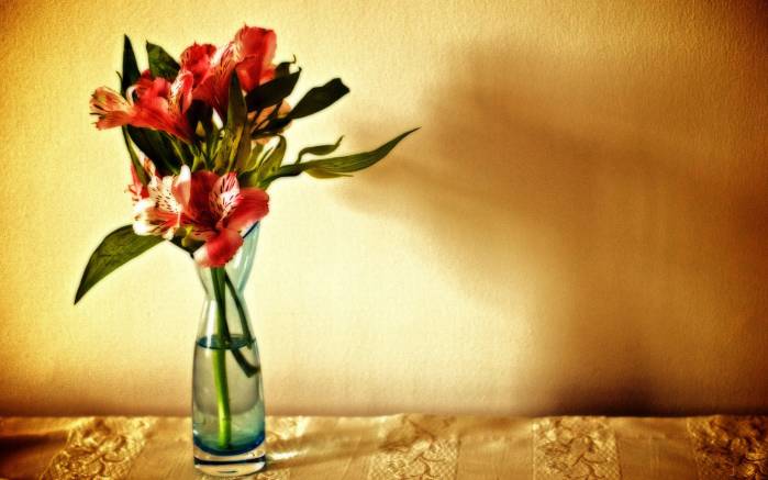 Широкоформатные обои Цветы в вазе, Роскошные цветы стоят в вазе на столе