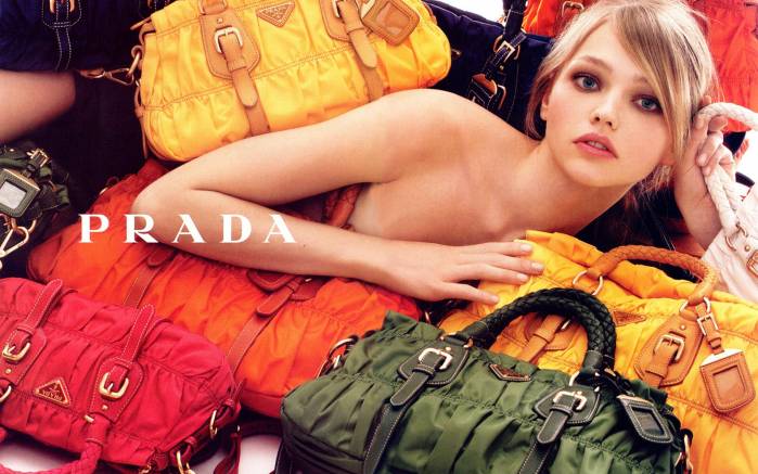 Широкоформатные обои Сумки Prada, Красивая девушка среди сумок от Prada