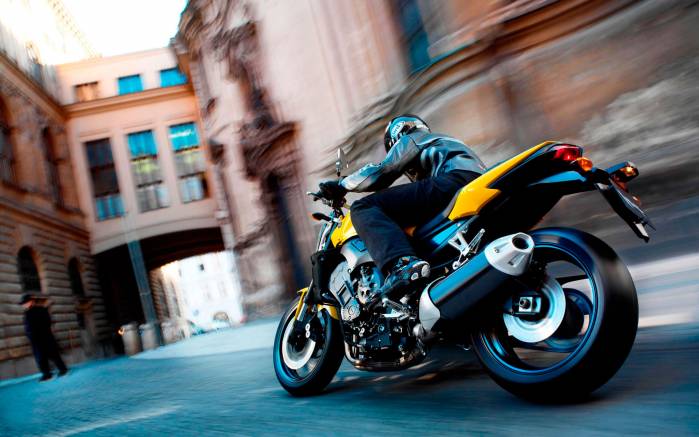 Широкоформатные обои Yamaha FZ1, Ямаха в городе (Yamaha FZ1)