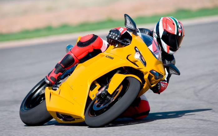 Широкоформатные обои Ducati 1098, Мотоцикл Дукати на треке (Ducati 1098)