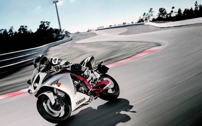 Широкоформатные обои На трассе Yamaha R1 2009, На трассе Ямаха (Yamaha R1 2009)