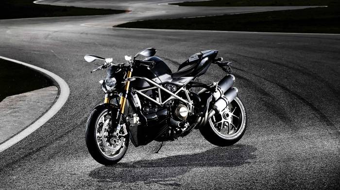 Широкоформатные обои Ducati Streetfighter S, Черный байк