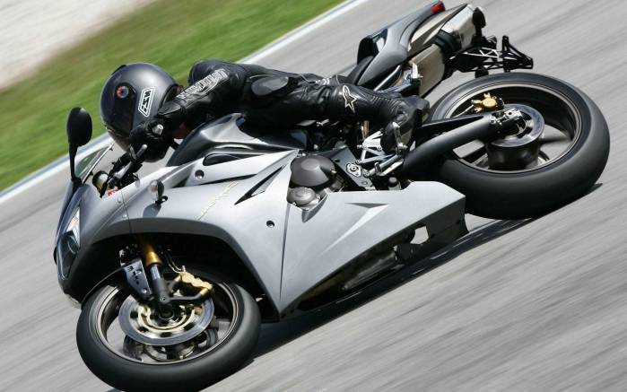 Широкоформатные обои Silver Triumph Daytona, Серебристый Триумф Дайтона (Triumph Daytona)