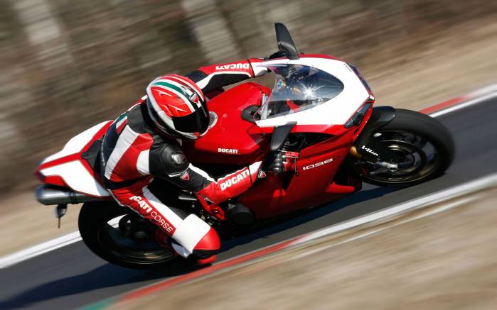 Широкоформатные обои Ducati 1098R на треке, Дукати на треке (Ducati 1098R)