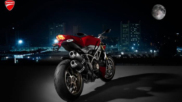 Широкоформатные обои Ducati Super Sport, Ночной город