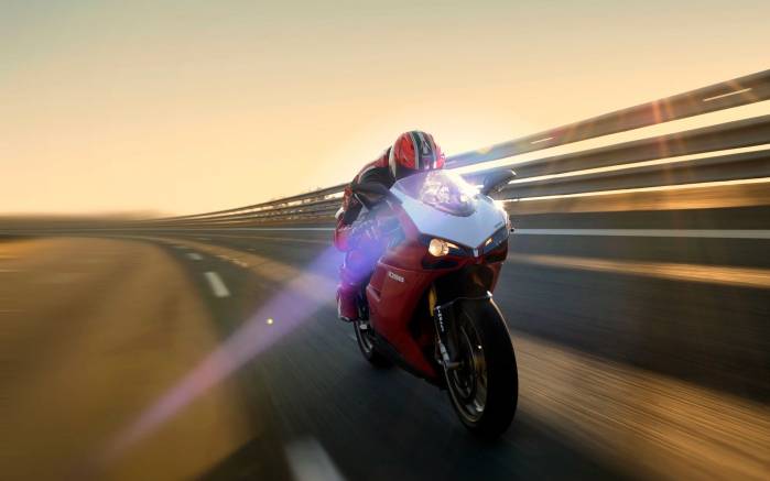 Широкоформатные обои Ducati 1098R, Дукати на треке (Ducati 1098R)