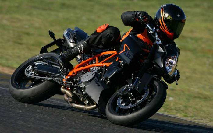 Широкоформатные обои KTM Superduke, Черный Супердьюк (KTM Superduke)