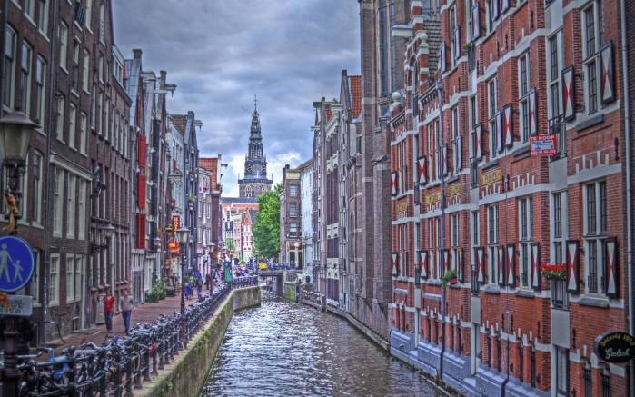 Широкоформатные обои Амстердам, Вдоль домов в Амстердаме