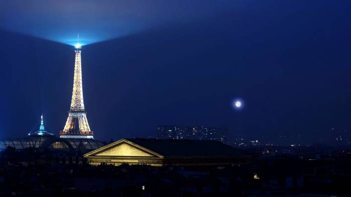 Широкоформатные обои Эйфелева башня в огнях, Ночной вид на Эйфелеву башню