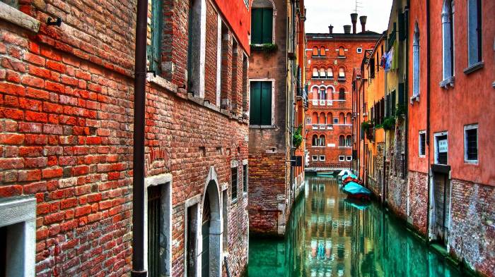 Широкоформатные обои Венецианская догора, Водная дорога между домов