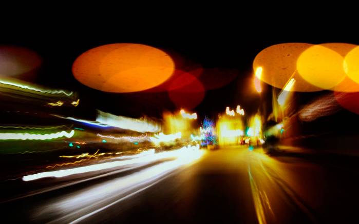 Широкоформатные обои Городская дорога, Ночная дорога освещенная фонарями