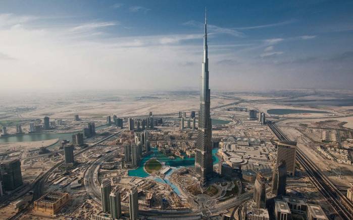 Широкоформатные обои Высокая башня в Дубаи, Башня в Дубаи