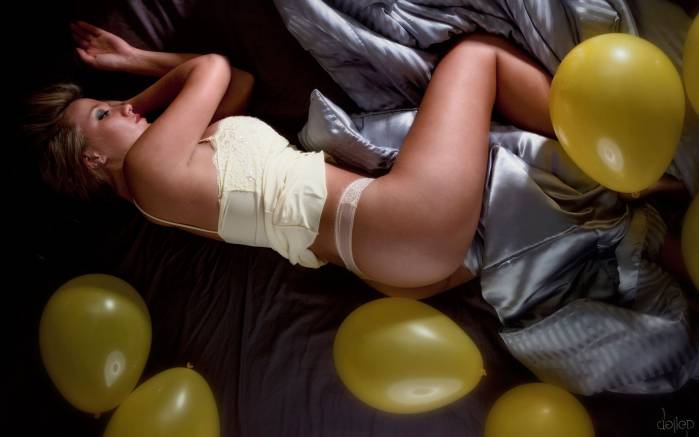 Широкоформатные обои Смятая постель, Спящая девушка в воздушных шариках