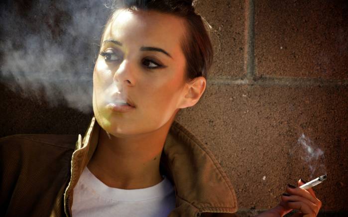 Широкоформатные обои Девушка с сигаретой, Красивая девушка с сигаретой в руке