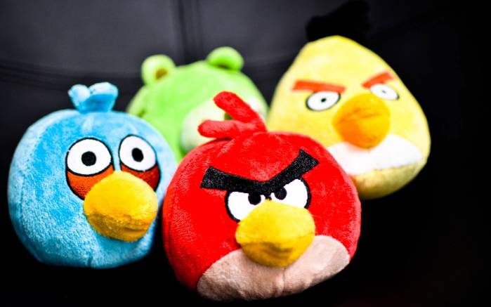 Широкоформатные обои Angry Birds, Плюшевые птички из игры "Angry Birds"